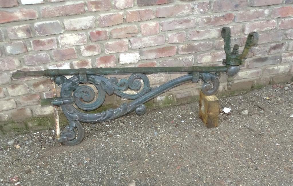 antieke gietijzeren muursteun voor buitenlamp gevellamp, Ophalen
