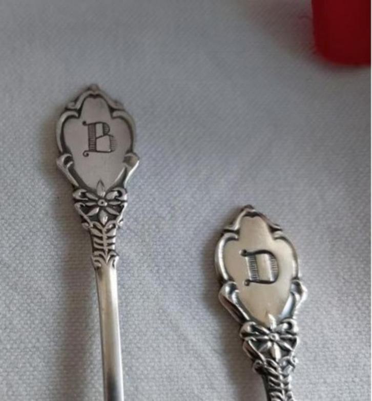 SOLA verzilverde letterlepeltje V T B D ~ € 6,- p.st., Antiek en Kunst, Antiek | Bestek, Verzenden