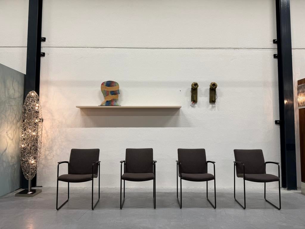 4 Nieuw Leolux Talos eetkamerstoel Feltwool bruin Stoel, Huis en Inrichting, Stoelen, Leolux, Bruin, Ophalen of Verzenden, Zo goed als nieuw