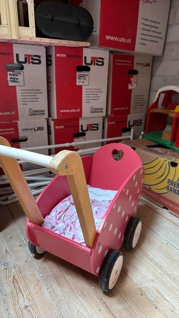 Poppenwagen hout beschikbaar voor biedingen