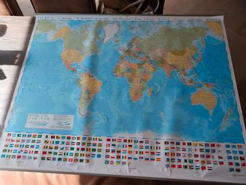 Wereldkaart met vlaggen beschikbaar voor biedingen