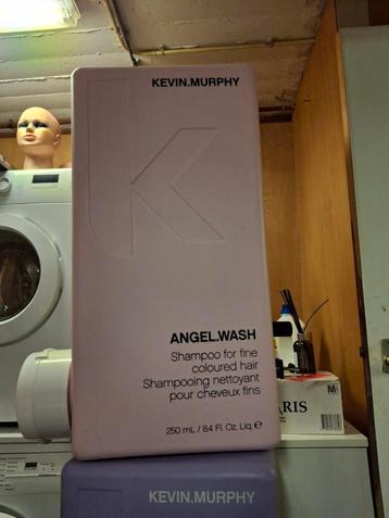 twee grote plastic shampoo flessen Kevin Murphy  beschikbaar voor biedingen