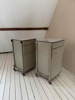 Nachtkast, Huis en Inrichting, Kasten | Roldeurkasten en Archiefkasten, Ophalen, Minder dan 50 cm, Gebruikt, Meerdere deuren