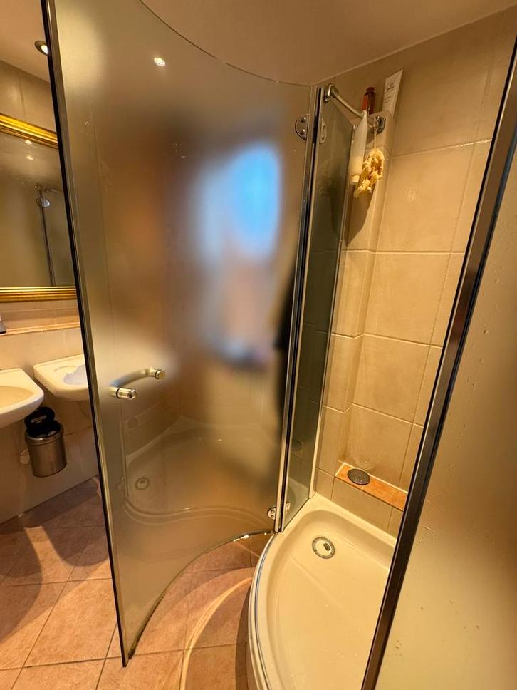 Complete badkamer gebruikt kleur pergamon, Huis en Inrichting, Badkamer | Complete badkamers, Gebruikt, Met bad, Met douche, Ophalen