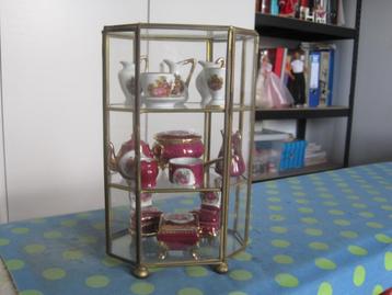 Mini vitrine gevuld met porselein collectors.items