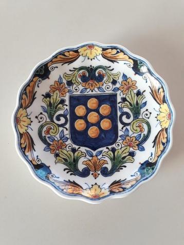 Oud serveer-,  sierbordje of serveerschaaltje uit Maashees beschikbaar voor biedingen