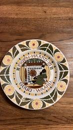 Bord met tekst eigen haard is goud waard., Antiek en Kunst, Antiek | Wandborden en Tegels, Ophalen of Verzenden