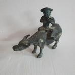 Antiek bronzen beeldje van buffel of Yak met een figuur erop, Ophalen of Verzenden, Gebruikt, Mens