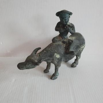 Antiek bronzen beeldje van buffel of Yak met een figuur erop beschikbaar voor biedingen