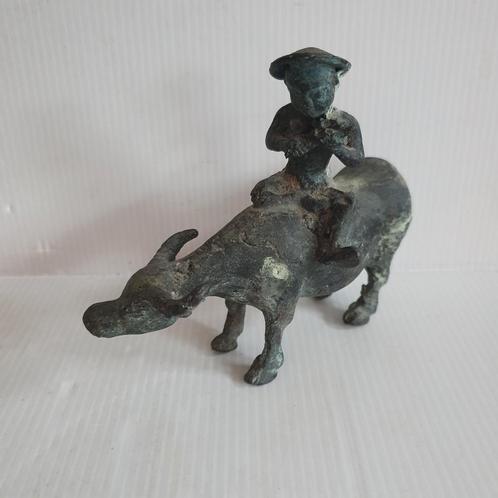 Antiek bronzen beeldje van buffel of Yak met een figuur erop, Verzamelen, Beelden en Beeldjes, Gebruikt, Mens, Ophalen of Verzenden