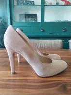 Unisa suede beige pumps, maat 39, Ophalen of Verzenden, Gedragen, Beige