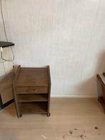 Houten nachtkastje met lade en wielen, Huis en Inrichting, Ophalen of Verzenden, Gebruikt