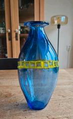 Handgeblazen blauwe glazen fles met gele accenten, Blauw, Ophalen of Verzenden, Minder dan 50 cm, Glas