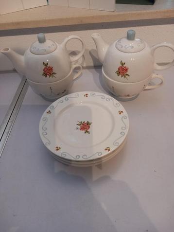 Jet servies met DE Noa Rose + Taart plateau beschikbaar voor biedingen