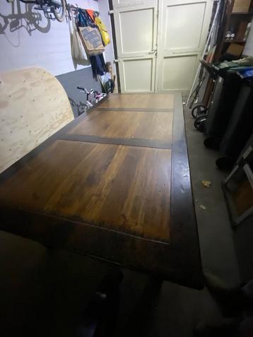 Mooie houten tafel beschikbaar voor biedingen