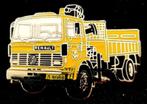 Renault Truck pin met open laadbak- geel, Verzamelen, Speldjes, Pins en Buttons, Verzenden, Nieuw, Transport, Speldje of Pin