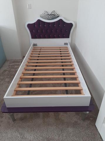 meiden bed met steentjes in het hoofdbord  beschikbaar voor biedingen