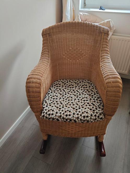 Rotan schommelstoel met kussen, Kinderen en Baby's, Kinderkamer | Tafels en Stoelen, Zo goed als nieuw, Stoel(en), Ophalen