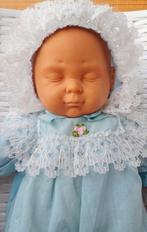 Slapende babypop met doopjurk Blue box vintage jaren 80, Kinderen en Baby's, Speelgoed | Poppen, Ophalen of Verzenden, Zo goed als nieuw