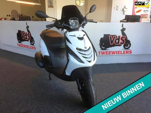 Piaggio ZIP SP SMOKE LED White / BLACK EURO5 BETAAL met in3, Fietsen en Brommers, Scooters | Piaggio, Gebruikt, Zip, Benzine
