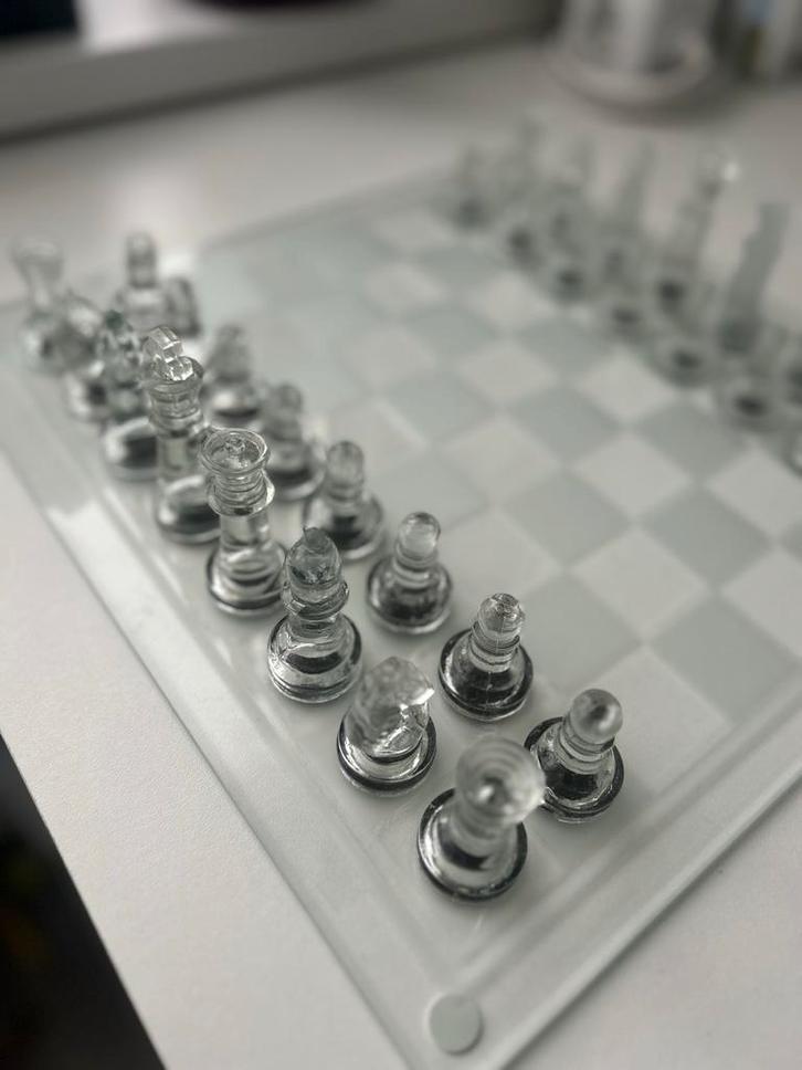 Glazen Schaakbord - Elegant en Tijdloos!, Hobby en Vrije tijd, Gezelschapsspellen | Bordspellen, Nieuw, Een of twee spelers, Ophalen