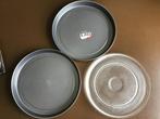 Twee nieuwe bakblikken en één glazen plateau/ovenschaal, Ophalen of Verzenden, Nieuw