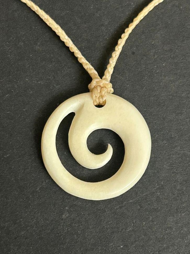 Uit bot Gesneden Maori hanger., Sieraden, Tassen en Uiterlijk, Kettingen, Zo goed als nieuw, Overige materialen, Ophalen of Verzenden