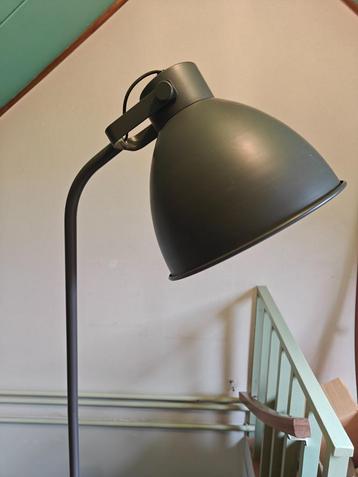 Grijze stalamp beschikbaar voor biedingen