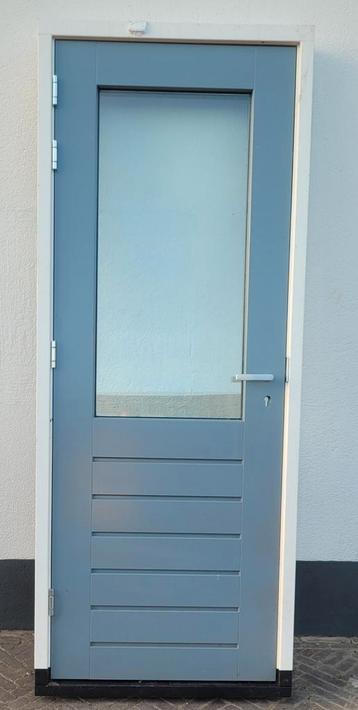 Nieuwe hardhouten buitendeur/achterdeur inclusief
kozijn beschikbaar voor biedingen