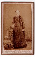 CDV nr. 31. Dame in een prachtige japon (Utrecht)., Verzamelen, Foto's en Prenten, Gebruikt, Foto, Ophalen of Verzenden, Voor 1940