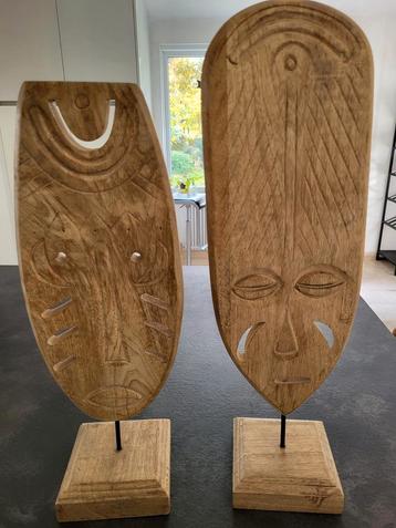 Houten beeltenissen op voet beschikbaar voor biedingen