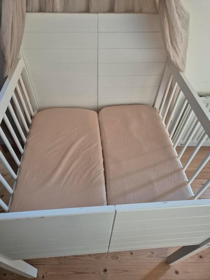 Tweelingwieg - Perfect voor je kleintjes!, Kinderen en Baby's, Babywiegjes en Ledikanten, Gebruikt, Wieg, Ophalen