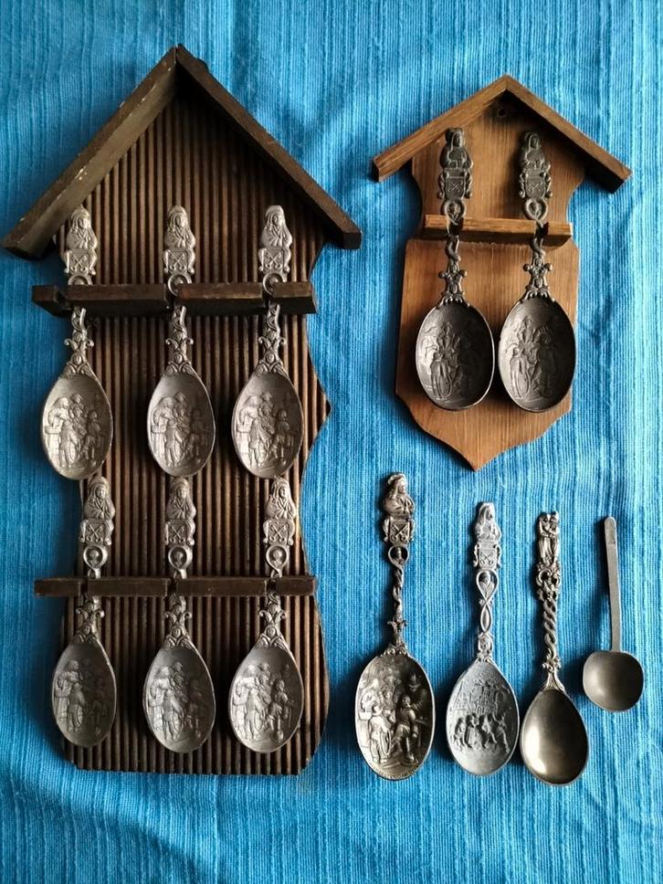 tinnen lepels in wand rekjes en 4 losse lepels, Antiek en Kunst, Antiek | Tin, Ophalen of Verzenden
