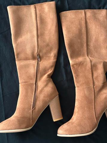 Beige Nieuwe Ongedragen Suedine Knielaarzen beschikbaar voor biedingen