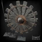 Oud houten wiel op metalen voet - Decoratief object, Huis en Inrichting, Woonaccessoires | Overige, Ophalen, Nieuw