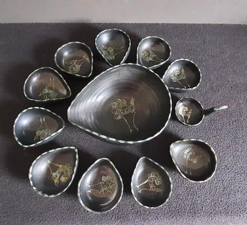 Vintage kommenset met uniek design beschikbaar voor biedingen