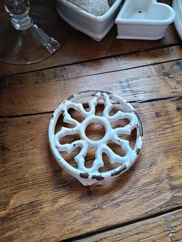 Kleine emaille onderzetter 10 cm doorsnee  beschikbaar voor biedingen