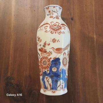 PORCELEYNE FLES VAAS MET VOGEL EN BLOEMEN IN ROOD EN BLAUW  beschikbaar voor biedingen