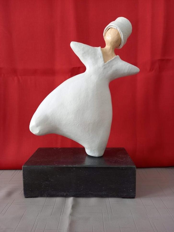 WIT BEELD OP GROTE MARMEREN VOET, keramiek, Verzamelen, Beelden en Beeldjes, Nieuw, Fantasy, Ophalen