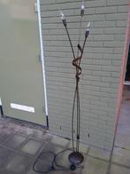 Staande metalen brons/ roest bruine vloerlamp €10, Huis en Inrichting, Ophalen of Verzenden, Zo goed als nieuw, Metaal, 100 tot 150 cm