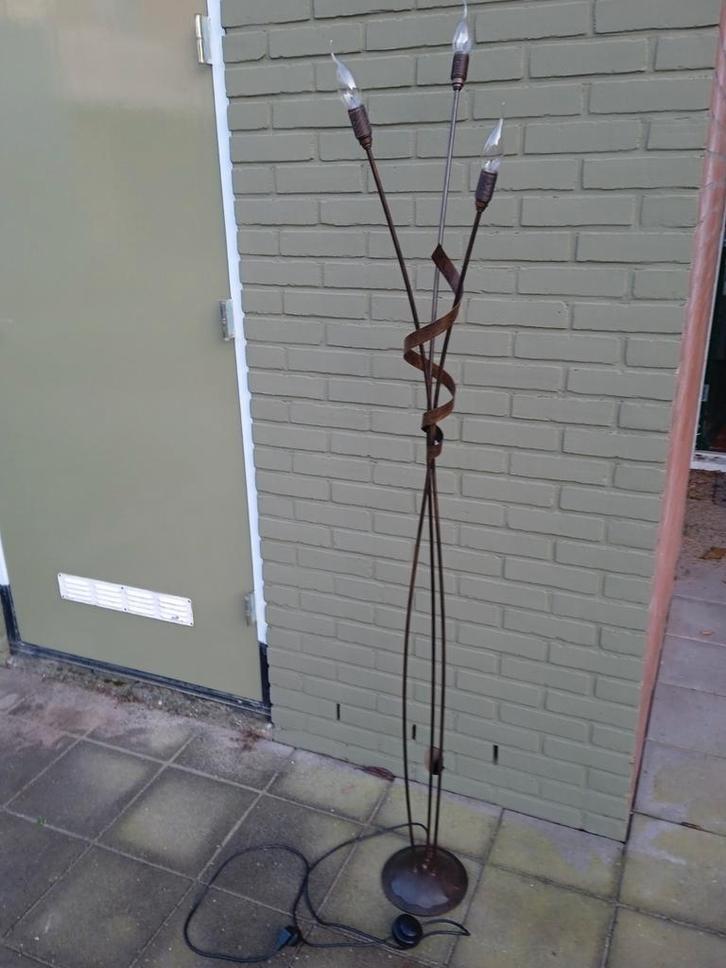 Staande metalen brons/ roest bruine vloerlamp €10, Huis en Inrichting, Lampen | Vloerlampen, Zo goed als nieuw, 100 tot 150 cm