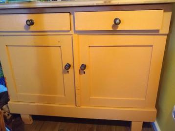 Leuke commode, kast (oranje met houten blad) € 25,- beschikbaar voor biedingen