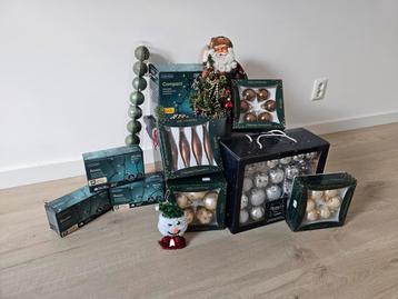 Kerstballen, kerstverlichting en accessoires beschikbaar voor biedingen