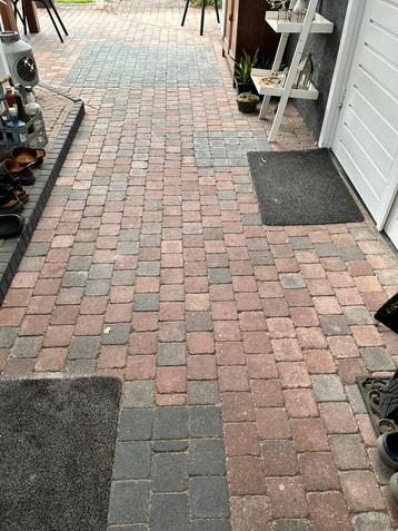 Gratis ca 25 m2 cobblestones en daarnaast waaltjes en rand beschikbaar voor biedingen