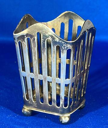 Verzilverde houder voor magieflesje beschikbaar voor biedingen