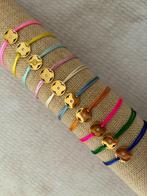 Gouden monogram klaver bedeltje aan satijn koord armband rvs, Staal, Nieuw, Ophalen of Verzenden, Met bedels of kralen