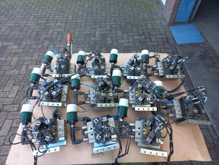 11x dubbele werkend ventiel voor luchtcilinder 24 volt dc, Hobby en Vrije tijd, Elektronica-componenten, Zo goed als nieuw, Ophalen of Verzenden