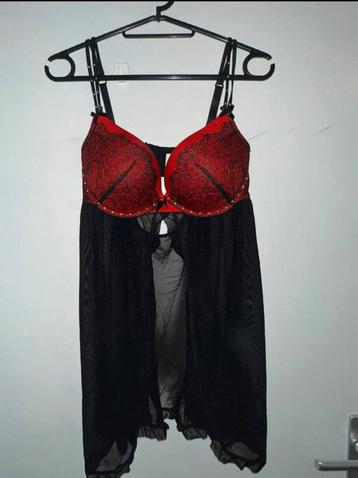 Neglige zwart met rood beschikbaar voor biedingen