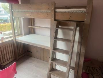 Steigerhouten hoogslaper met bureau en kledingkast beschikbaar voor biedingen