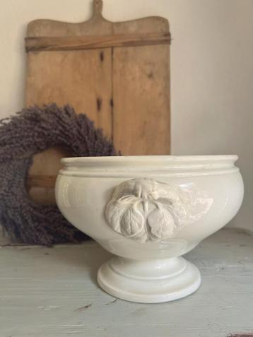 Oude licht beboterde terrine - gemerkt beschikbaar voor biedingen